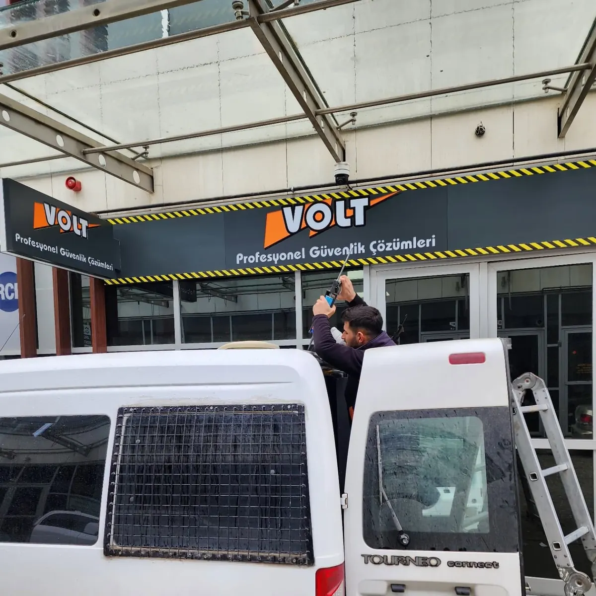 Saha ekibi ve servis aracı